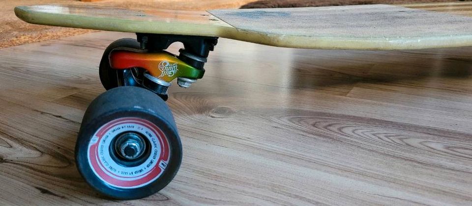 Longboard mit Flex Fluroszierend Gullwing Sidewinder Rasta Achsen in Berlin