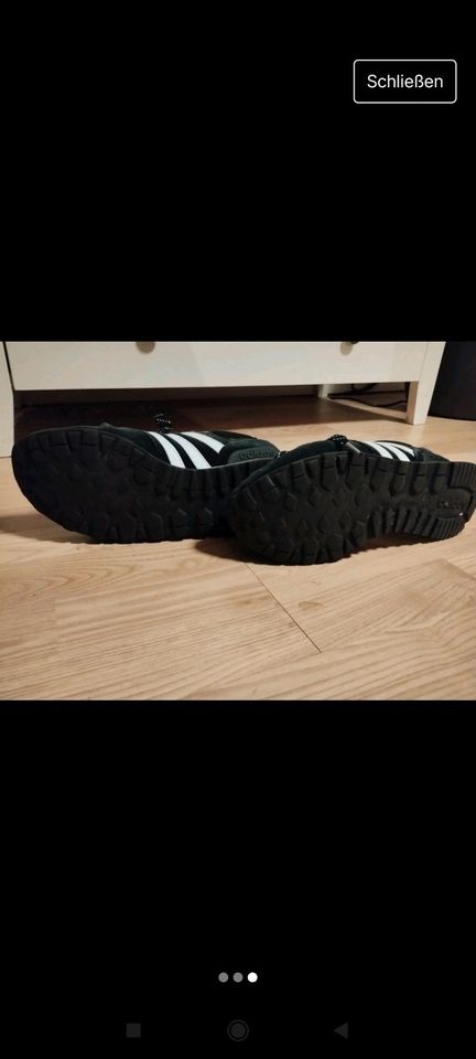 Adidas Neo in schwarz/weiß in Flintbek