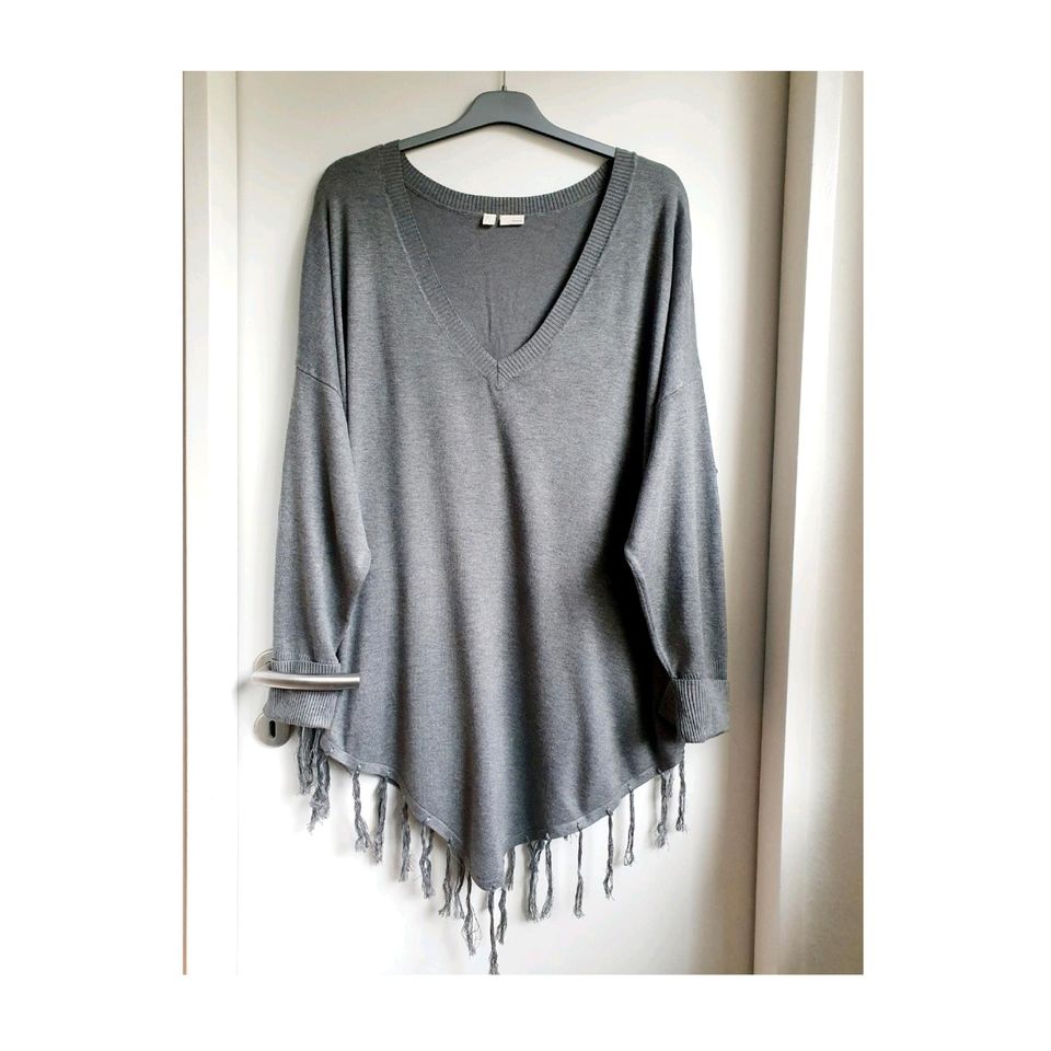 ☆ Oversize Poncho-Pullover Gr. 50/52 Pulli grau Fransen in Krefeld