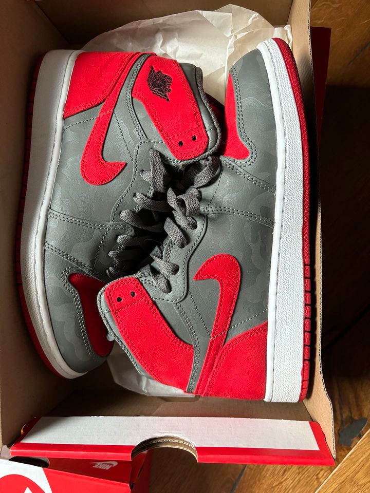 Jordan 1 red/grey/camouflage in Altlußheim