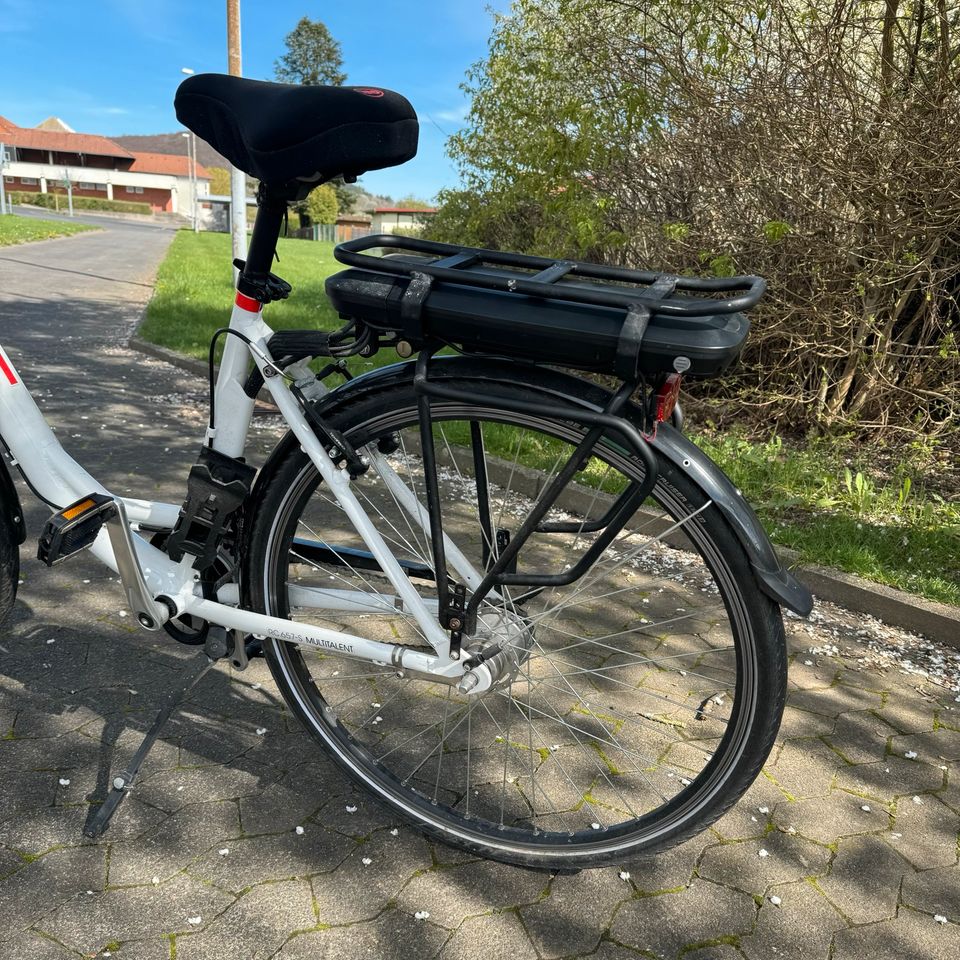 City E-Bike  mit abnehmbaren Einkaufskorb in Schenklengsfeld