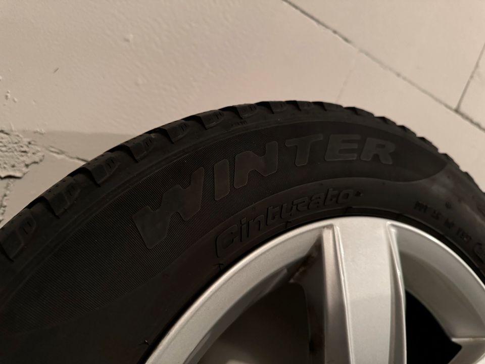 VW Corvara 15 Zoll Felgen 5x100 Pirelli 185/65 R15 Winterreifen in Sindelfingen