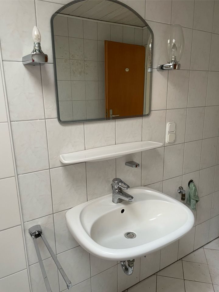 Waschtisch mit Armatur Spiegel, Seifen- und Handtuchhalter in Jade