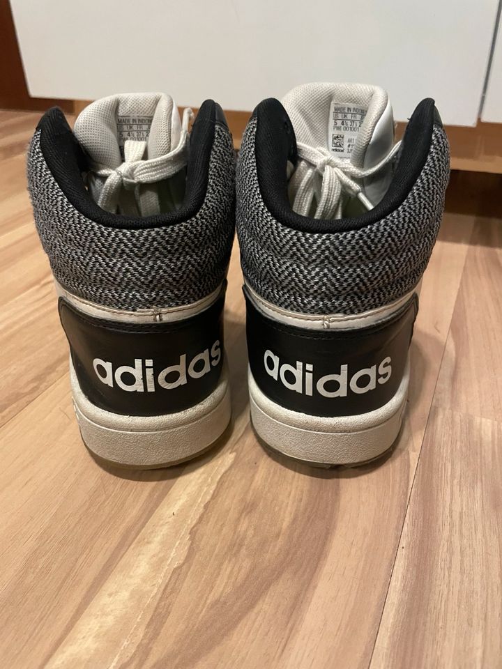Adidas Sneaker Gr 37 1/3 in Weiß und in schwarz in Hamburg