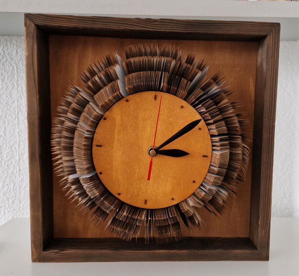 Außergewöhnliche Wanduhr aus Holz und Buchseiten in Dortmund