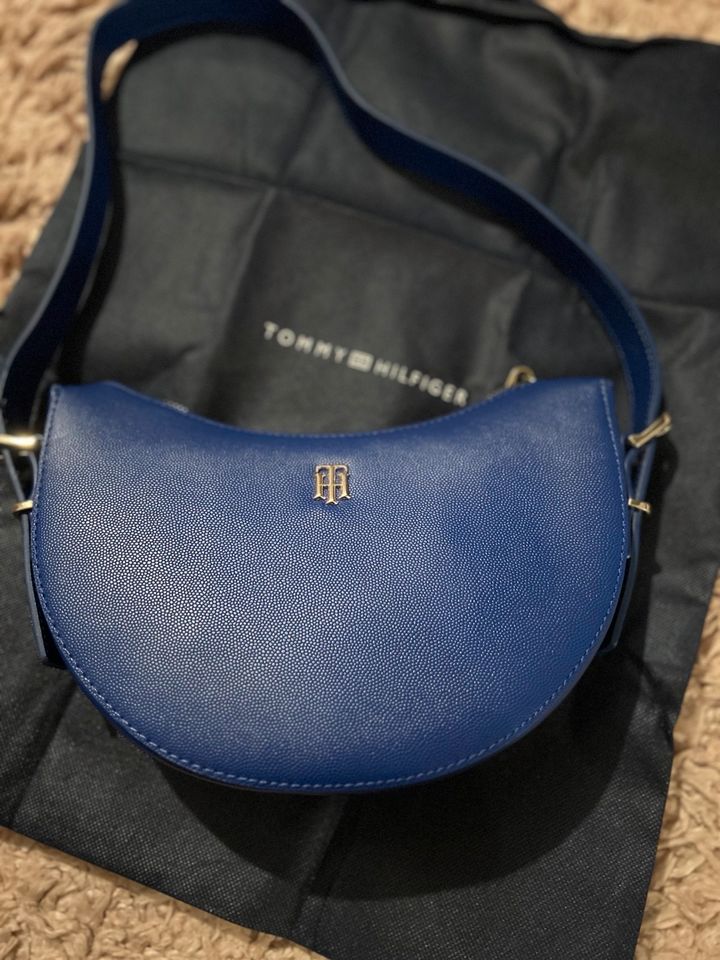 Neu Tommy Hilfiger Tasche blau Gold Halbmond in München