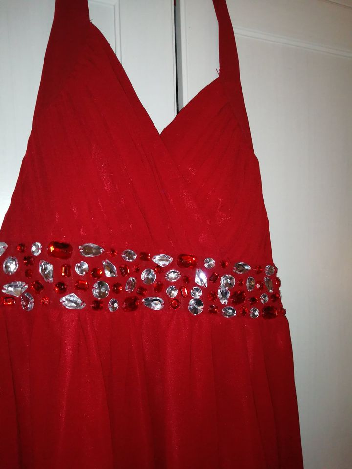 Abendkleid in Rot in Nahe