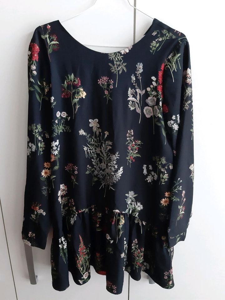 Zara Kleid Volants Schwarz Blumen S in Eutin