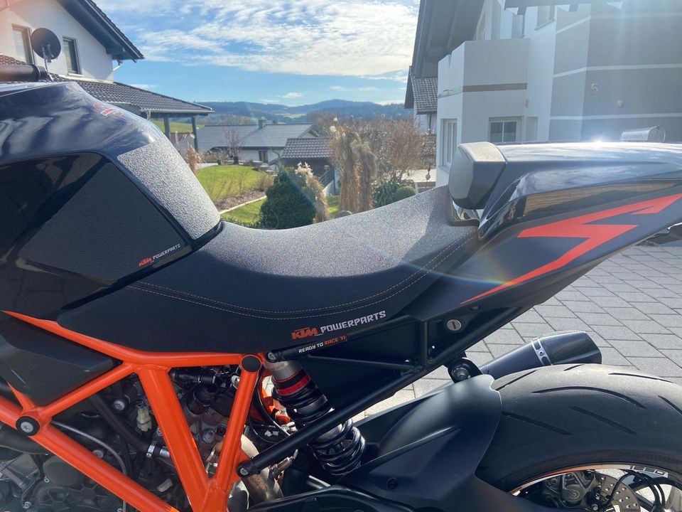 KTM 1290 Superduke R in Regen