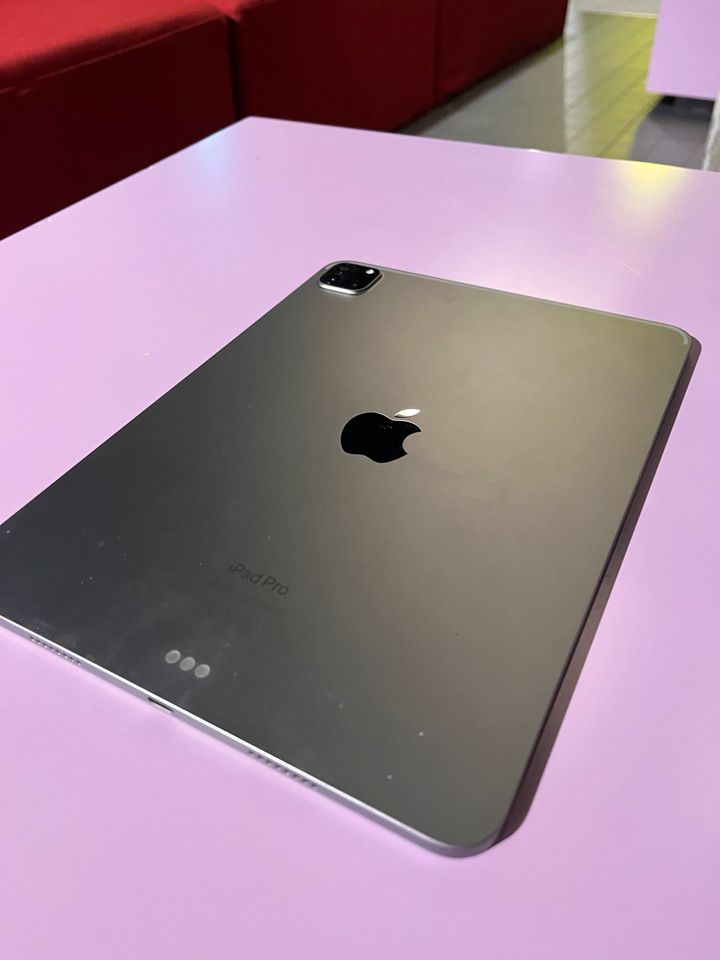 iPad Pro 11“ (2022) 256gb + LogiTech Keyboard in Berlin