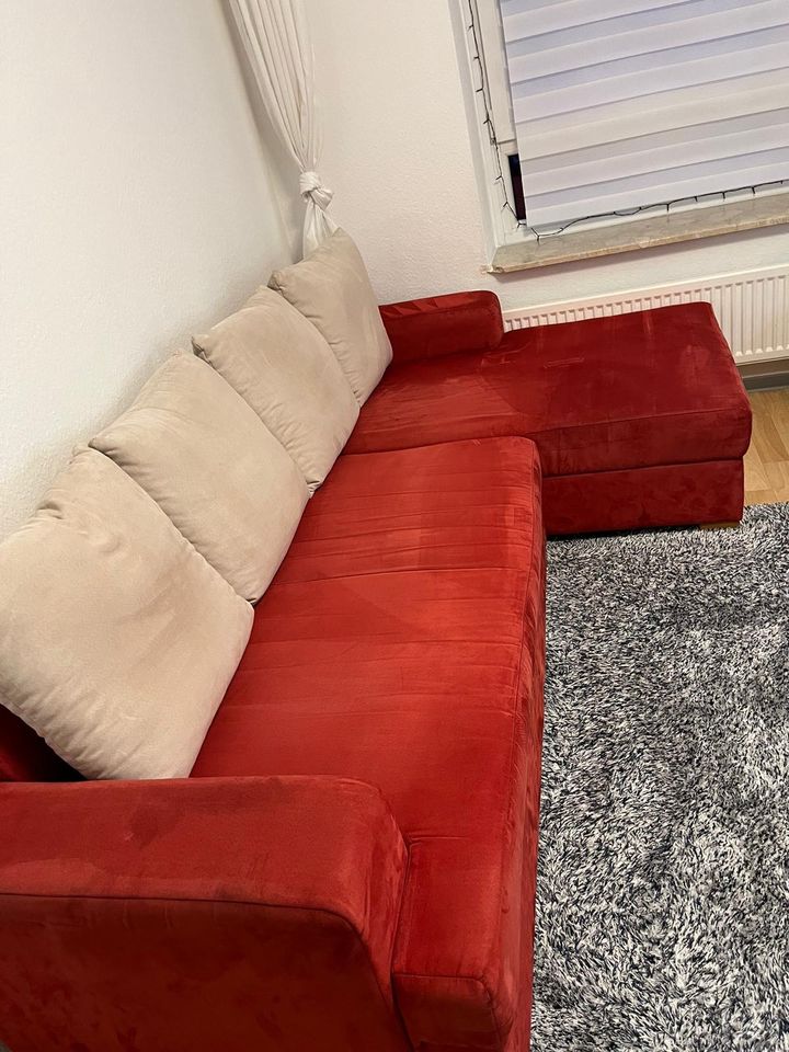 Rotes Sofa mit Staukasten in Hannover