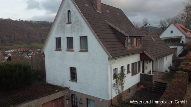 Freistehendes Mehrfamilienhaus mit Anbau und ca. 1043m² Waldstück in Bodenwerder mit Blick auf die Weser für den Handwerker oder Kapitalanleger in Bodenwerder