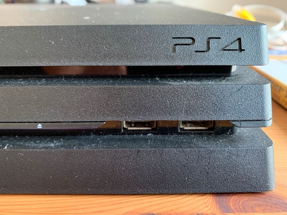 PS4 Pro mit Controller in München