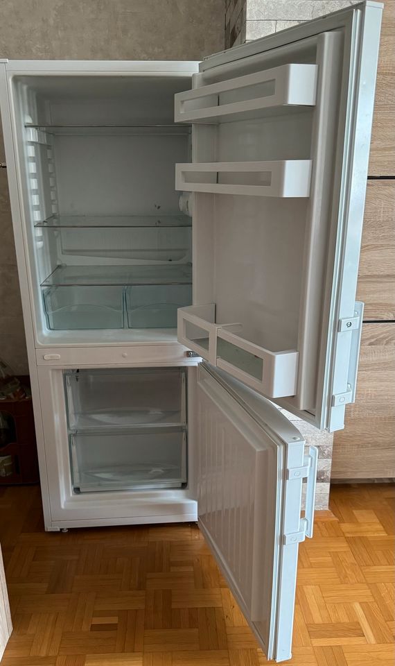 Kühlschrank mit Gefrierfächer in Rosengarten