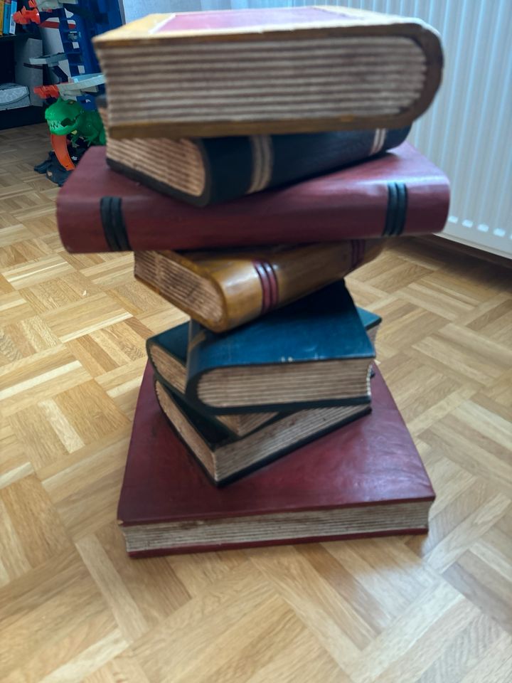 Nachttisch / Beistelltisch / Hocker Bücherstapel in Hofgeismar