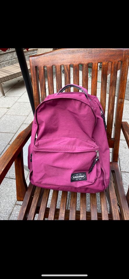 Eastpak Rucksack, Farbe Brombeer, gepflegter Zustand in Köln