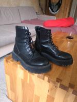 Schwarze Blogger Boots - Stiefel mit Plateau in Größe 40 Berlin - Neukölln Vorschau