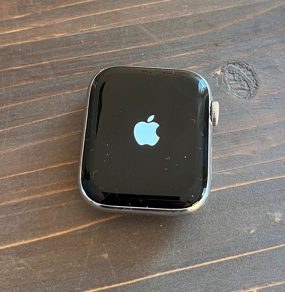 Apple Watch Series 4, 44mm, LTE Edelstahl mit Display-Glasschaden in Winsen (Aller)