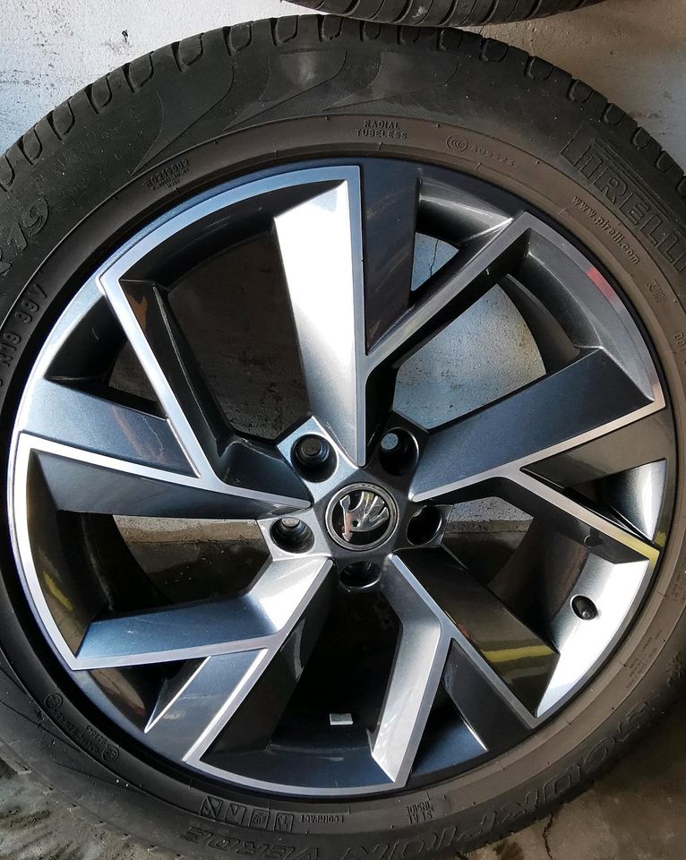 Sommereifen Pirelli Scorpion 19 zoll mit Alufelgen Skoda Kodiaq in Duisburg