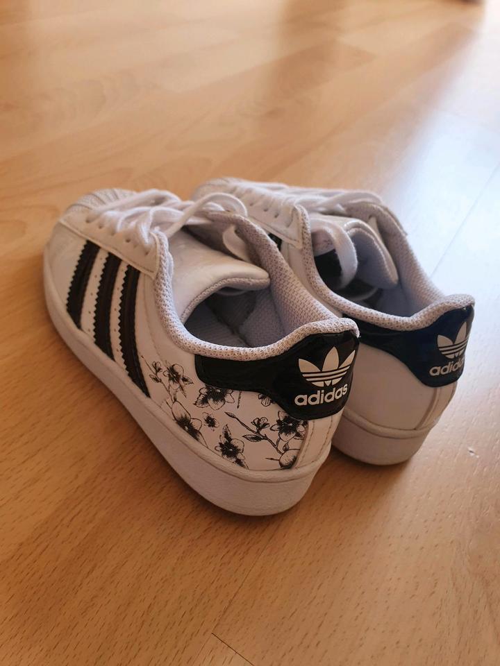Adidas superstar schwarz mit blumen hotsell