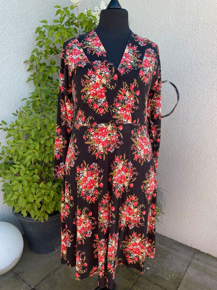 Blutsgeschwister Kleid Schwarz mit Rosen Gr. XL / 44 in Uelzen