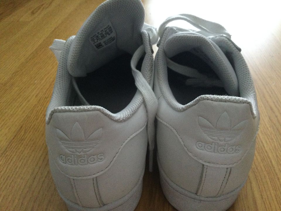 Adidas Superstars weiß in Veitsbronn