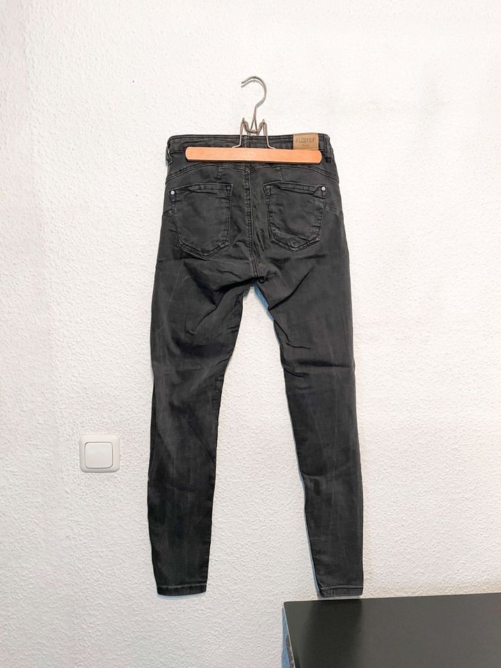 Bershka Po Pushup Röhrenjeans schwarz skinny Stretch midwaist 34 in Münchberg