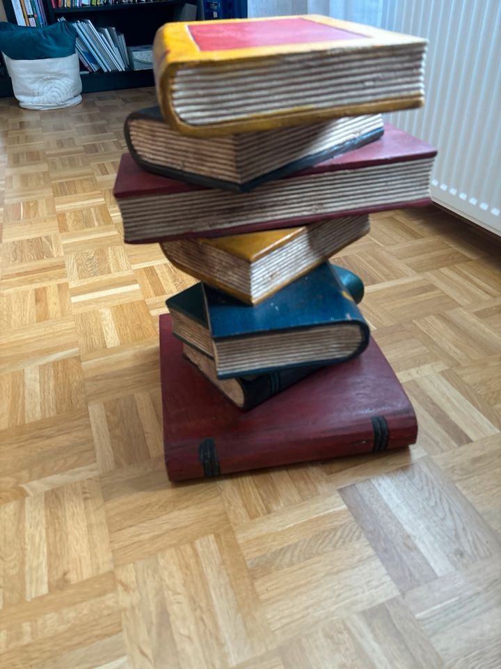 Nachttisch / Beistelltisch / Hocker Bücherstapel in Hofgeismar