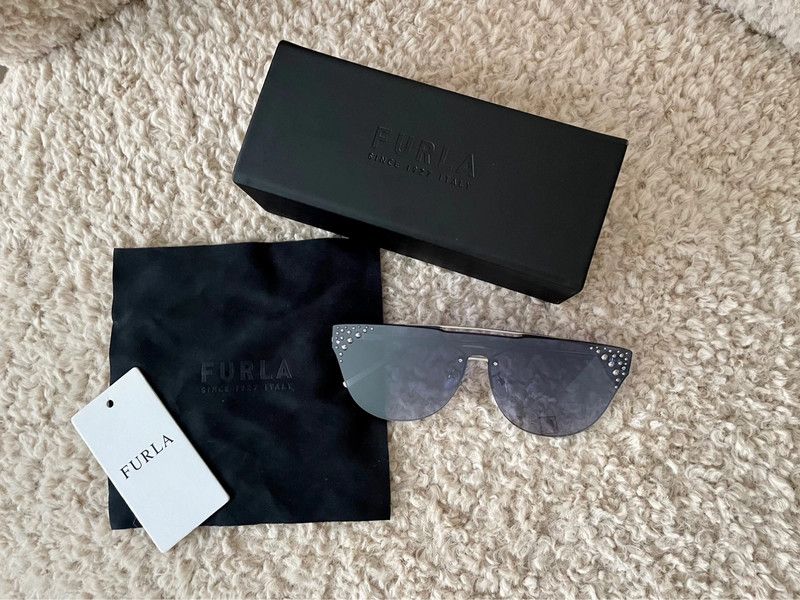 Furla neue Cat Eye Sonnenbrille mit Kristallen in München