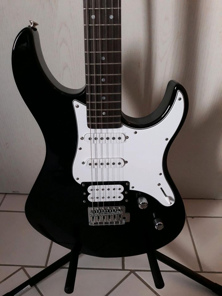 E-Gitarre Yamaha Pacifica 112V BL RL schwarz weiß in Asbach