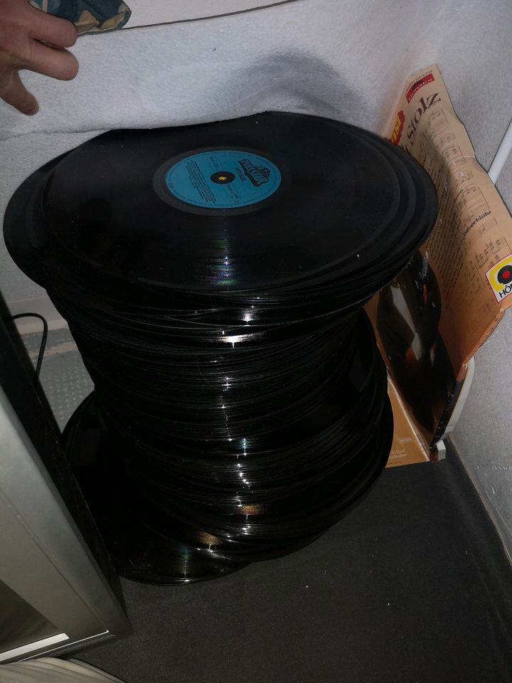 Ein Stapel ca 100 Schallplatten ohne Hülle in Gräfelfing
