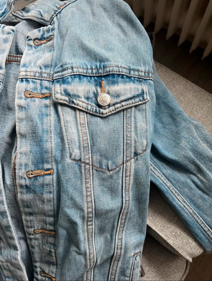 Lang geschnittene Jeansjacke von Mango in Dortmund