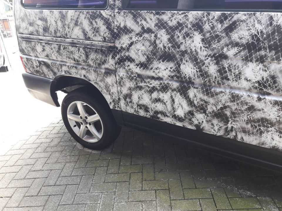 VW T4 2,5 TDI Fensterbus 6 Sitze Camouflage Lackierung in Dautphetal