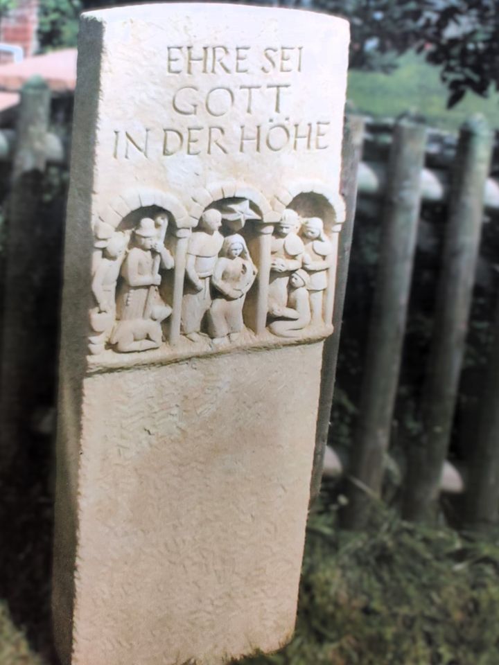 Bildhauer-Stele Christi Geburt - von Hand gehauen in Kell am See