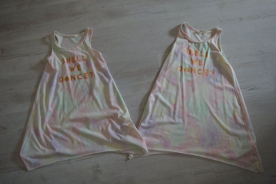 Neue Kleid Kleider von H&M Gr. 122/128 Sommer Aufdruck Zwillinge in Oppenau