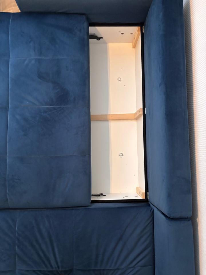 Gemütliches blaues Sofa mit Schlaffunktion & Stauraum in Frankfurt am Main