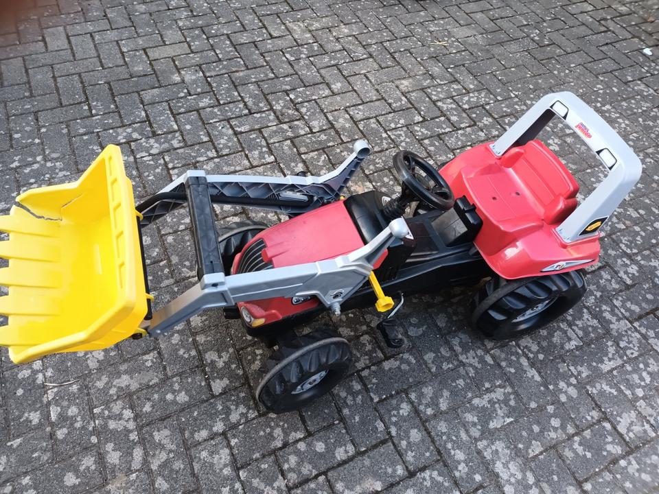 Kindertraktor groß, Schaufel hat Riss, Neupreis lag bei 100 Euro in Hann. Münden