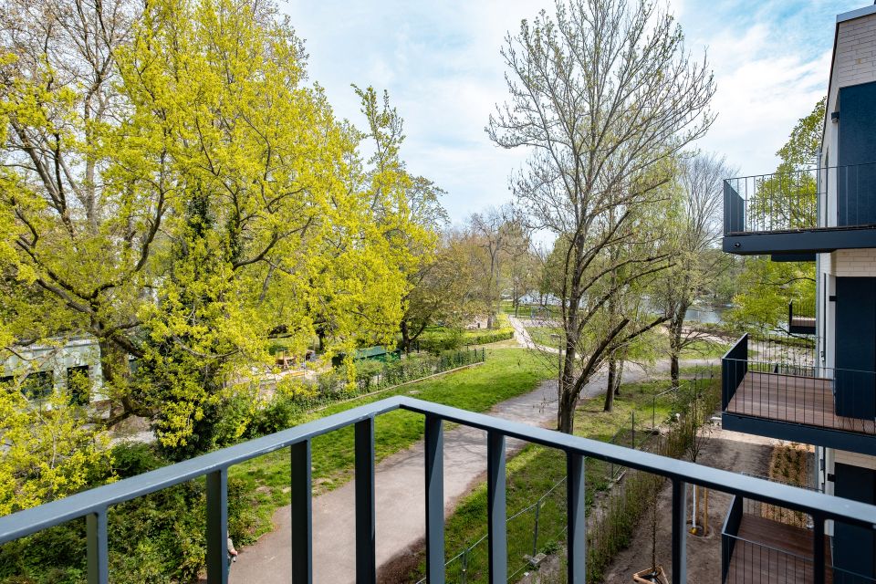 Luft, Licht, Lebensqualität mit 2 Balkonen am Ufer der Alten Spree in Berlin