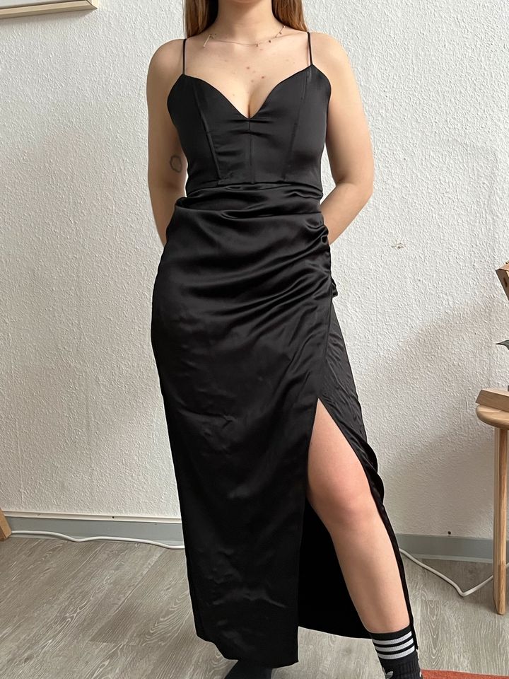 Schwarzes Zara Satin Midikleid in Detmold