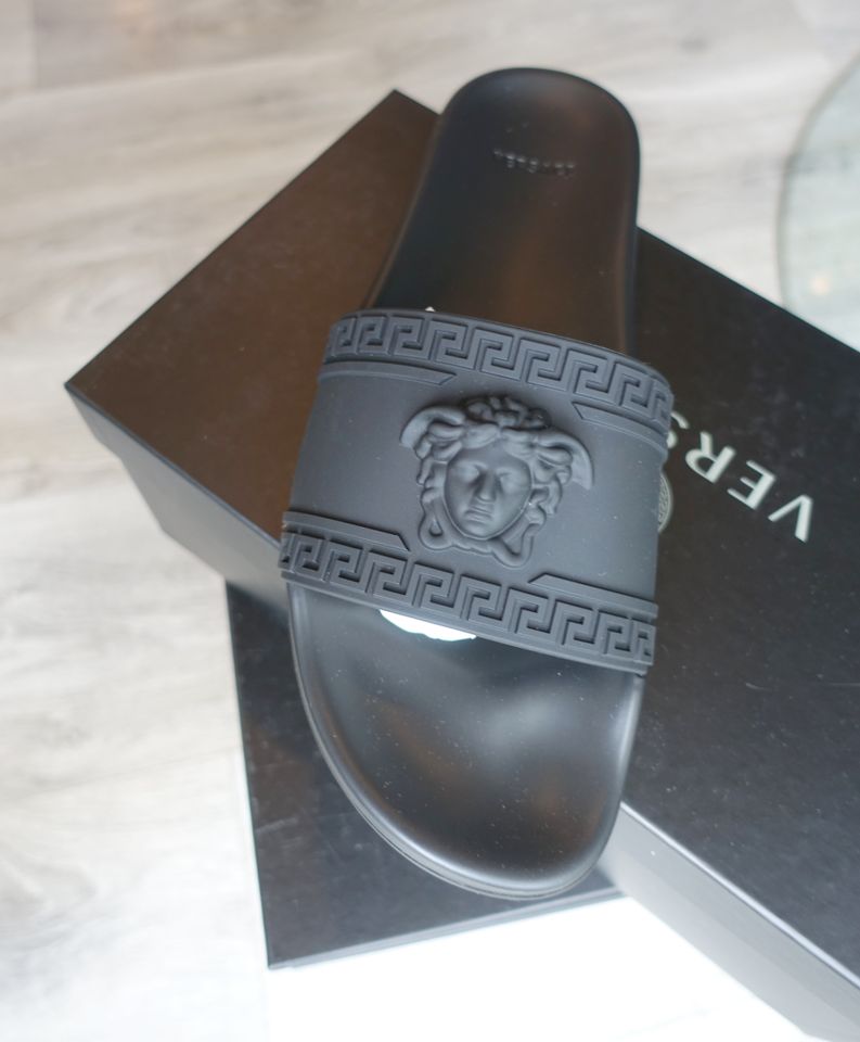 Versace Sandalen 44 45 46 slides schlappen schwarz gummi in Freilassing