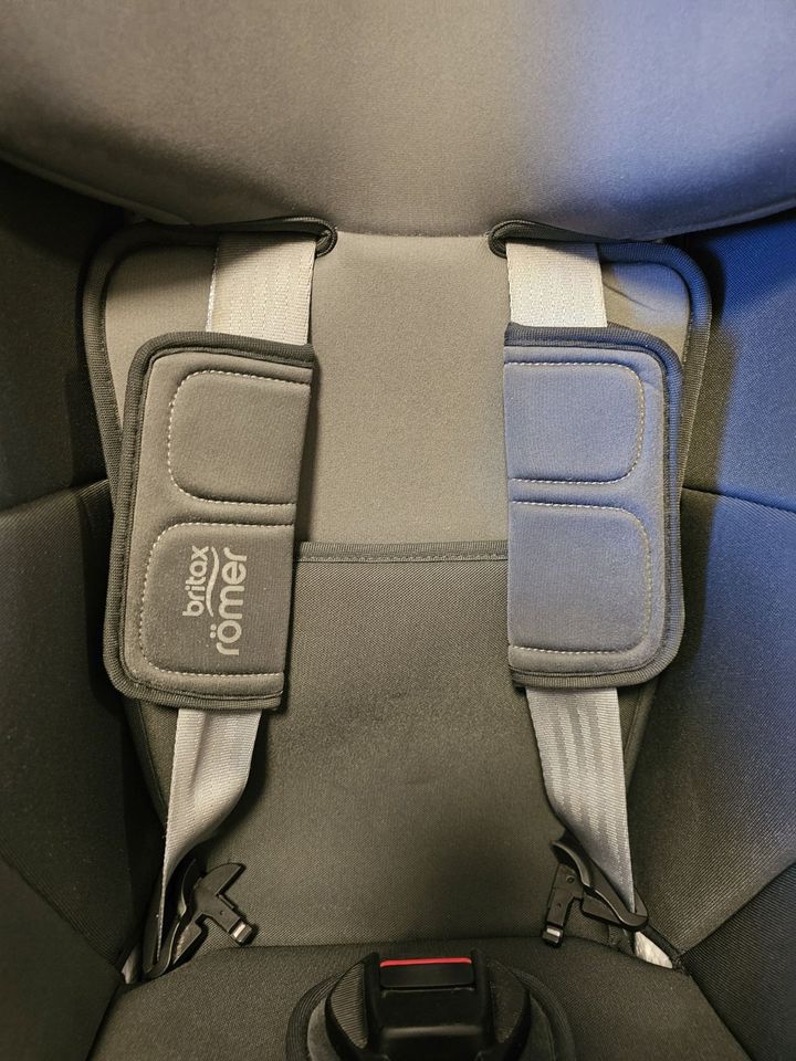 Britax Römer SWINGFIX i-SIZE in Storm Grey in Leingarten