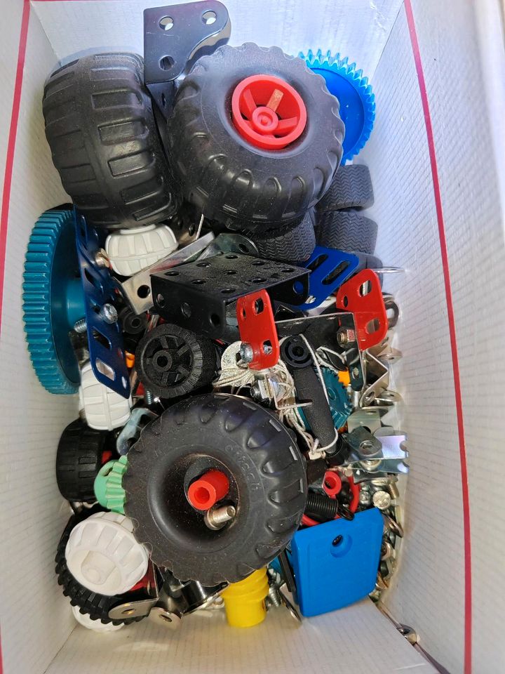 Konstruktionsspielzeug Schrauben Auto Ersatzteil Zahnräder Reifen in Calau