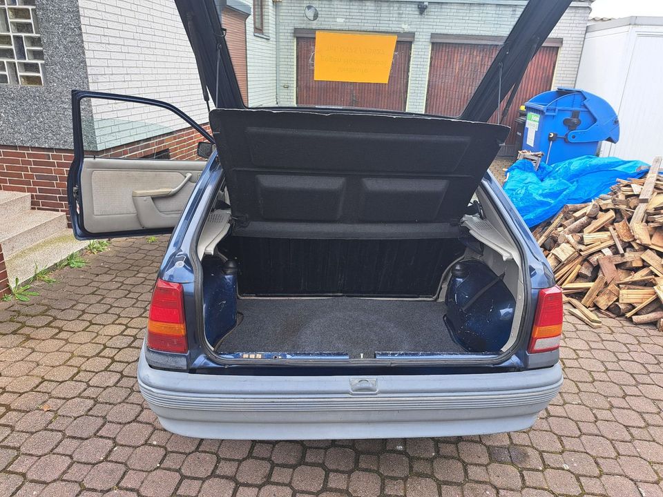 Opel Kadett 1.6 Ersatzteilspender in Bremerhaven