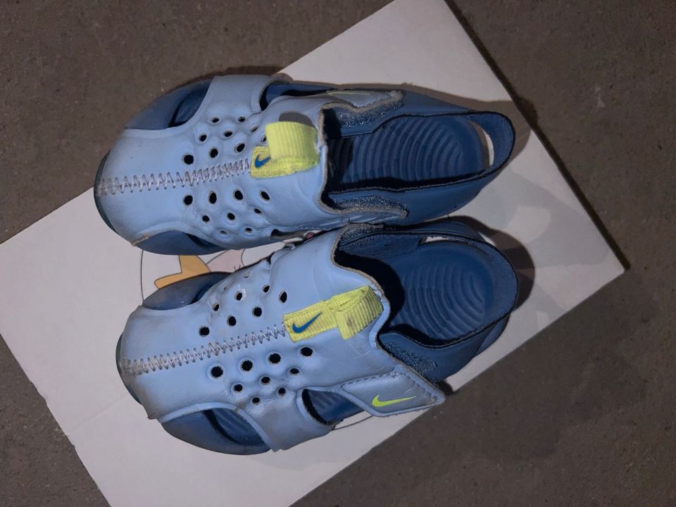 Nike Sandalen Badeschuhe 21-22 in Leverkusen