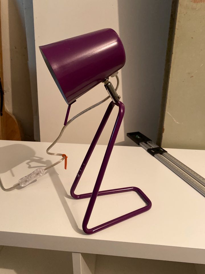 Design Schreibtischlampe Leitmotiv Lila in Goch