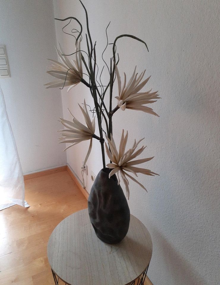 Vase mit Deko Blumen in Achern