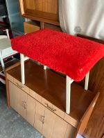 Vintage Hocker Sitzgelegenheit rot Plüsch Sitz Stuhl Retro Nordrhein-Westfalen - Krefeld Vorschau