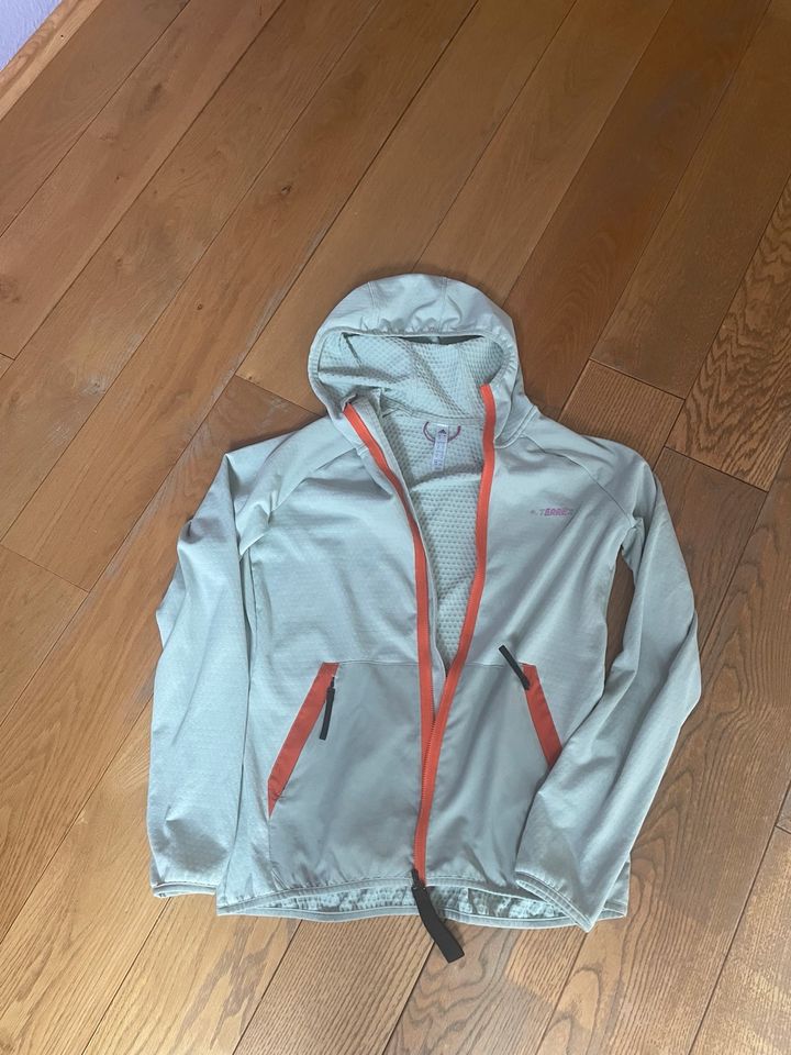 Schöne Trainingsjacke der Marke „Adidas“ in Bornheim