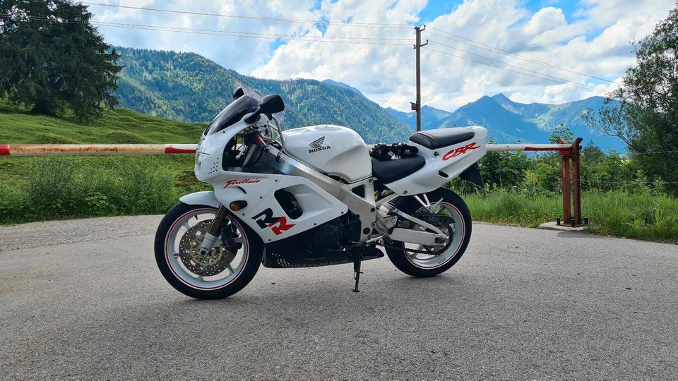 HONDA CBR 900 SC28 RR Fireblade Bj.1995 in Unterneukirchen