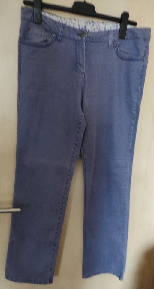 neue hübsche lila Stretch Jeans, gerades Bein, Gr. 44 in Battenberg